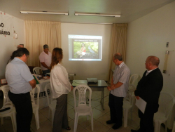 Antes de iniciar a Assembleia, os/as agentes fizeram um minuto de sil