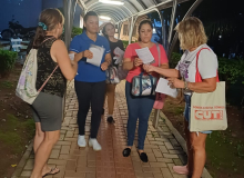 Mulheres realizam panfletagens em Chapecó na programação da semana do 8 de março