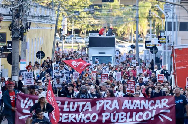 Topázio amplia ataques e servidores mantêm greve em Florianópolis