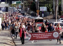 Greve dos servidores de Blumenau continua em defesa dos direitos