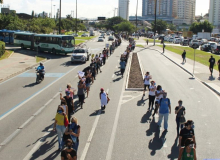 Municipais de Florianópolis fazem ato para exigir mesa de negociação com prefeito