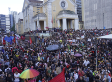 SC foi às ruas em defesa da educação e da previdência nesta quarta-feira (15)