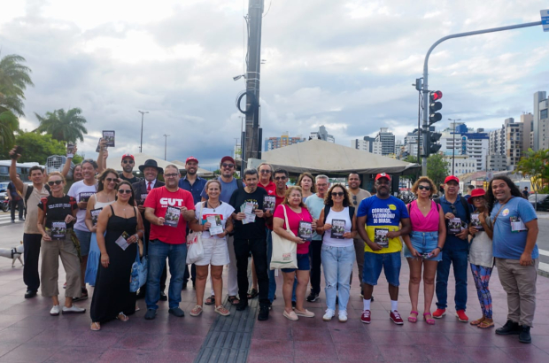 CUT-SC dialoga com trabalhadores sobre isenção do IR em panfletagem no Ticen