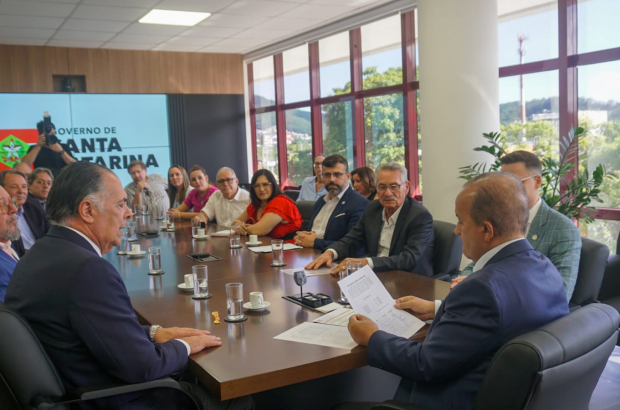 Proposta de reajuste do Piso Estadual é entregue ao governador Jorginho Mello