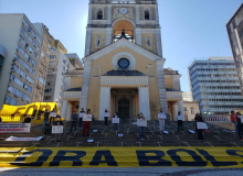 Ato simbólico em Florianópolis pede Fora Bolsonaro e lembra 69 mil mortes no Brasil