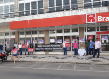 Mais uma vez, Bancários fecham o Bradesco do centro de Criciúma contra demissões