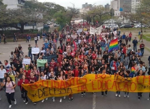 Milhares saem às ruas de Florianópolis contra os cortes na educação pública